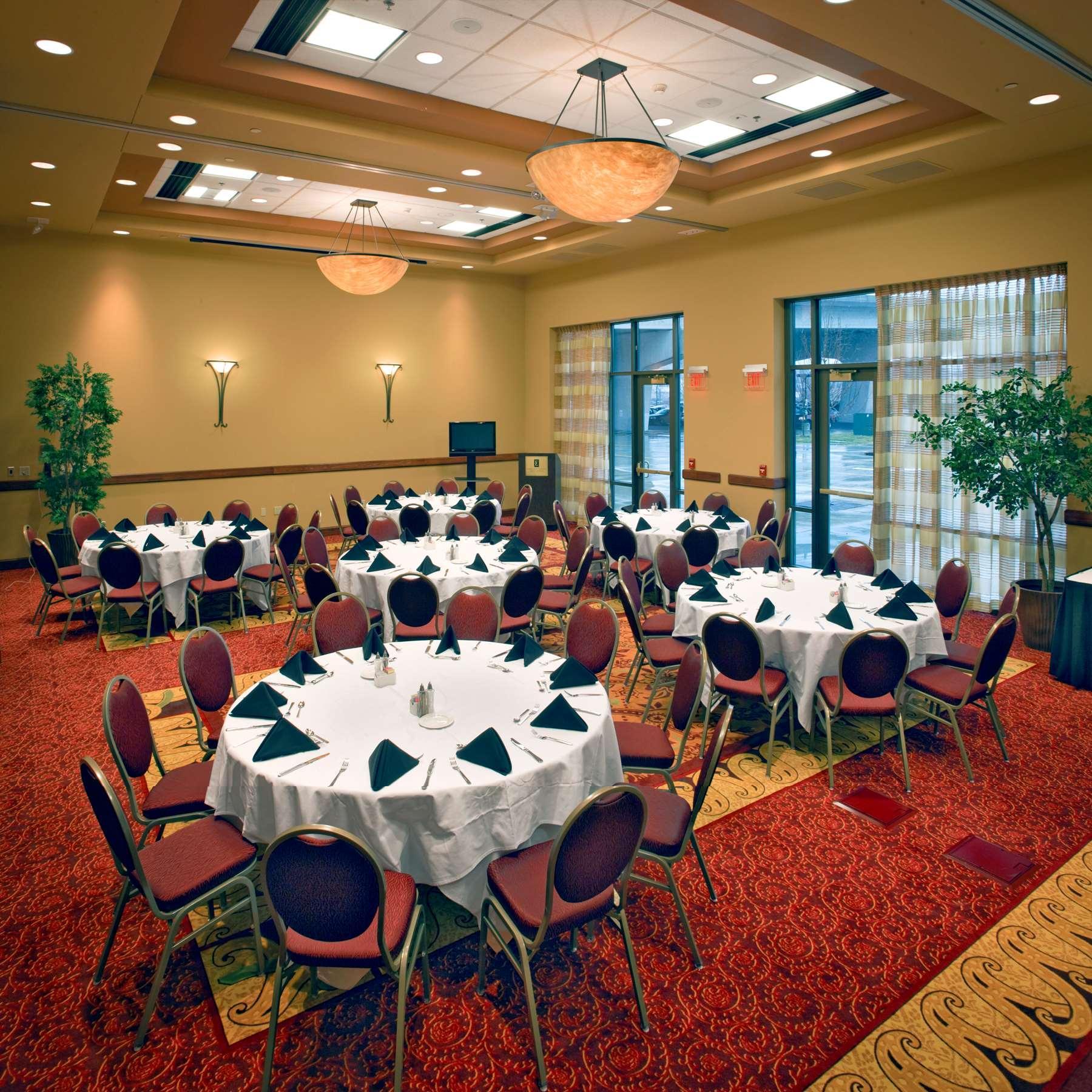 Embassy Suites East Peoria Hotel And Riverfront Conference Center Exterior foto